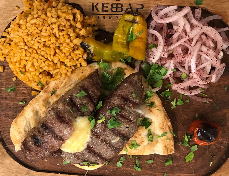 Restoranın ana mutfak seçkisinden bir görünüm